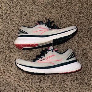 Brooks size 8